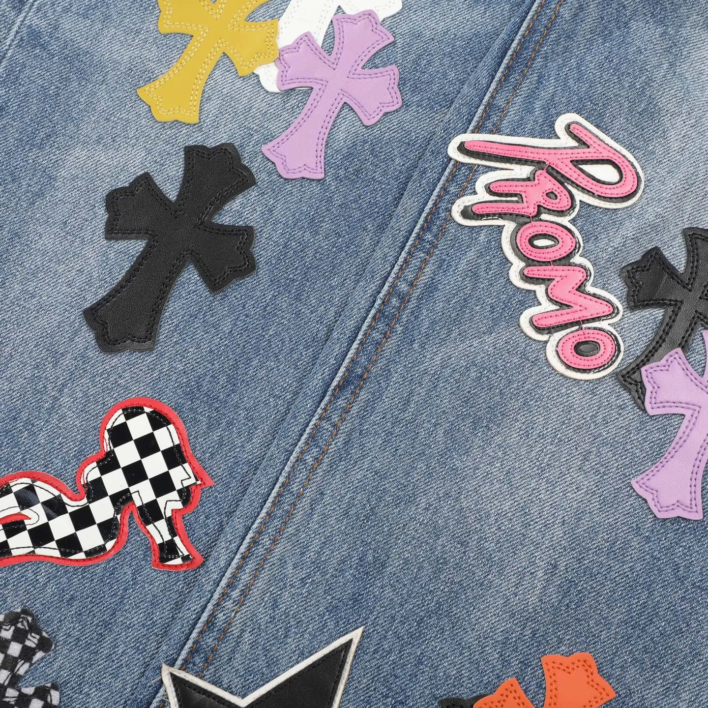 P320 Chrome Heart Blue Ox King Graffiti Multi-Color Leather Jeans [Same Style as L*Xiang] Chrome Heart Blue Ox King Graffiti Multi-Color Leather Jeans are the “king of the market” in the fashion industry! Made of high-quality denim and processed through complex washing processes, the distressed effect is super unique. The multi-color leather and graffiti design bring out the cool street genes of Crowe. Each pair of pants is unique, and you can directly transform into a street trend ICON when you put it on. The matching method is super cool: High street style: Pair it with a black hooded sweatshirt, thick-soled boots, and stacked silver chains. When you go to the stage or on the street, you will have an aura of 2.8 meters. You can slay at concerts and out on the street. Mix and match trendy styles: wear a suit jacket + canvas shoes for boys, and wear a short crop top + dad shoes for girls. Mix and match to create a sense of contrast, full of fashion sense, and the hair tie will get likes in seconds when taking photos. Couples share the same style: one pair with each other, the boy wears a solid color T + sneakers, the girl wears a short top + sneakers, they are the most eye-catching trendy couple when they go out, and they keep turning heads! No matter what your style is, these pants can help you grasp the essence of the trend. It is a must-have for trendy players. You will look the most beautiful on the street when you put it on! Size: 28/30/32/34/36 Waist: 70/75/80/85/90 Pants length: 102/104/106/108/110